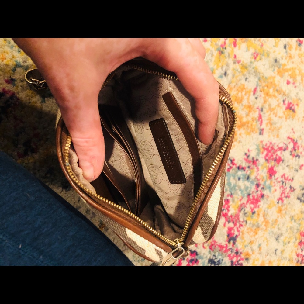 Authentic Michael Kors cross body - Picture 4 of 7